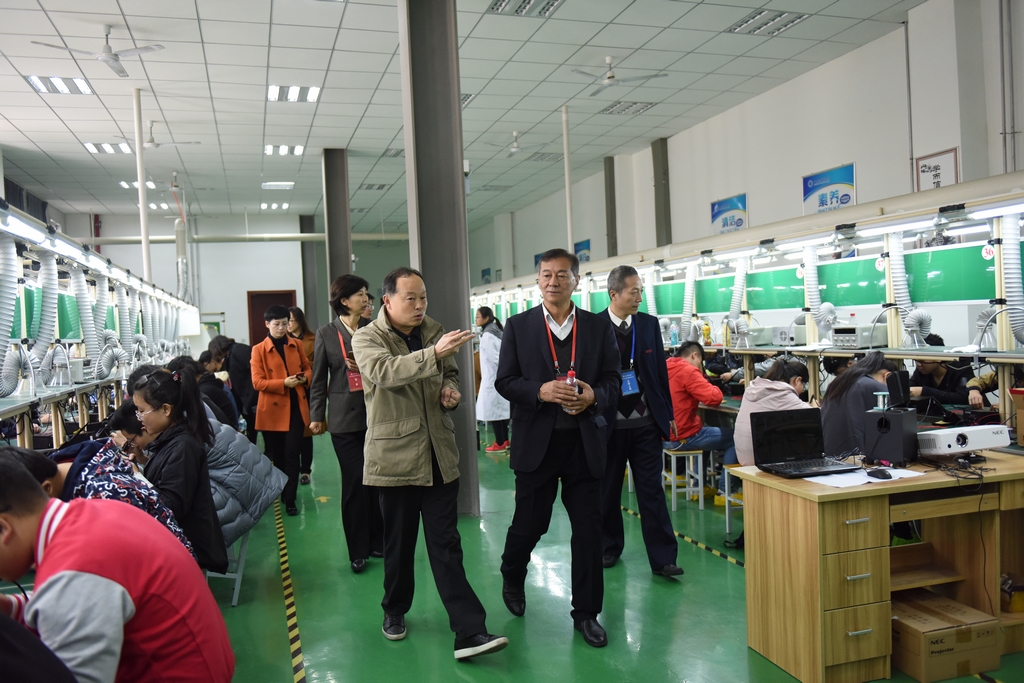 专家组一行现场考查创新创业实践基地及工程训练中心