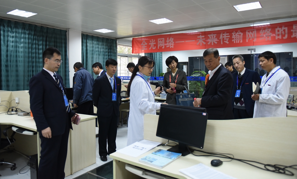 专家组一行现场考查通信工程实验室